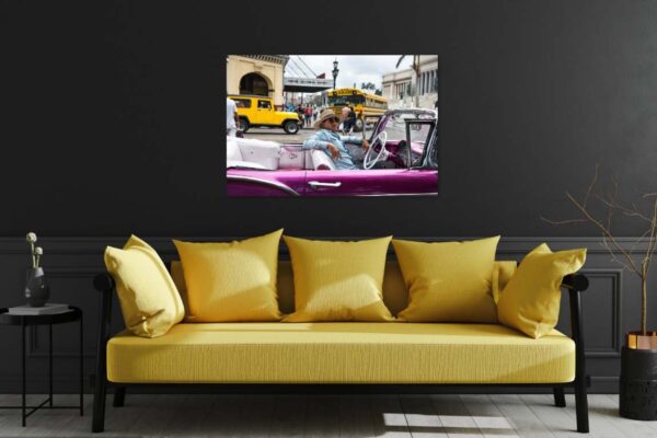 Gele bank met kussens en kunst aan muur.