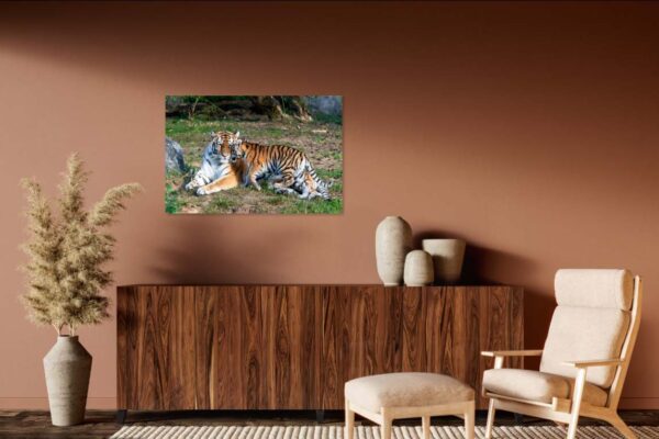 Moderne woonkamer met tijgerschilderij aan de muur.