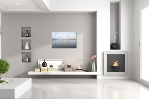 Modern interieur met open haard en decoraties.