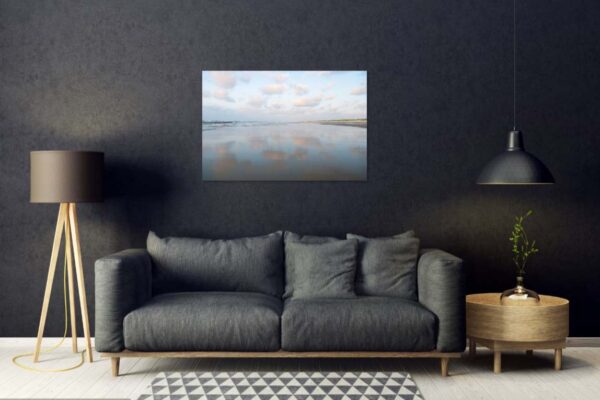 Moderne woonkamer interieur met grijze bank en kunst.