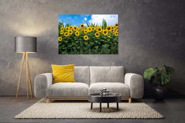 Modern interieur met zonnebloemschilderij aan de muur.