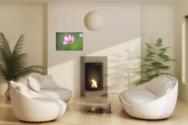 Moderne woonkamer met haard en stijlvol meubilair.